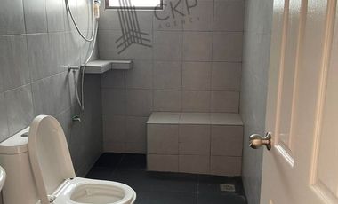 For sale/rent, single house, Nakhon Chai Si, spacious area, near Central, near the main road, convenient travel.