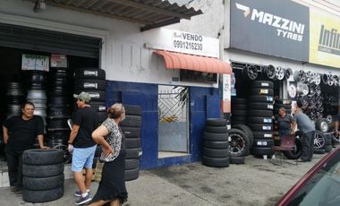 VENDO CASA CON DOS LOCALES EN AV. QUITO Y MANABI