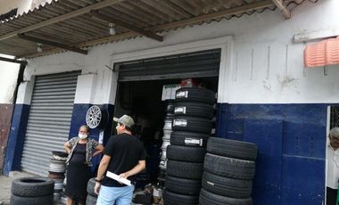 VENDO CASA CON DOS LOCALES EN AV. QUITO Y MANABI