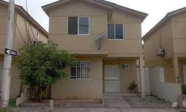 Casa en Alquiler Urbanización Villa Bonita, 3 dormitorios, conjunto cerrado