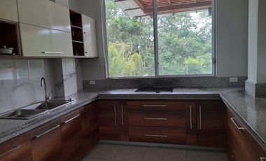 VENTA DE CASA POR LA VÌA CHONE EN URB. PRIVADA