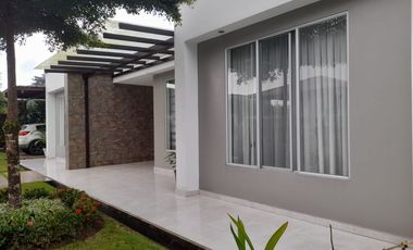 VENTA DE CASA POR LA VÌA CHONE EN URB. PRIVADA