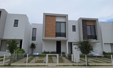 CASA EN RENTA EN CAPITTALA, Residencial a 400 MTS DEL HOSPITAL DE ALTA ESPECIALIDAD ZONA SUR