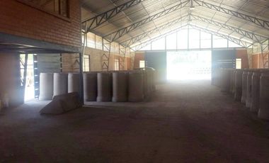 Excelente terreno en venta 10.000m2 mas Nave Industrial Vía Cumbe Cuenca