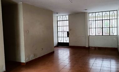 Casa de 2 Pisos con 2 Cocheras en Venta, Ideal para Remodelar 180M2