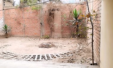Casa de 2 Pisos con 2 Cocheras en Venta, Ideal para Remodelar 180M2