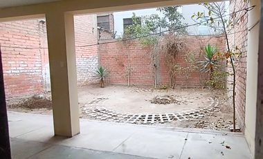 Casa de 2 Pisos con 2 Cocheras en Venta, Ideal para Remodelar 180M2