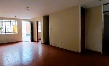 Casa de 2 Pisos con 2 Cocheras en Venta, Ideal para Remodelar 180M2