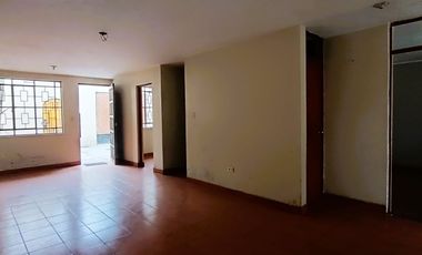 Casa de 2 Pisos con 2 Cocheras en Venta, Ideal para Remodelar 180M2