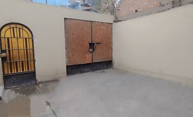 Casa de 2 Pisos con 2 Cocheras en Venta, Ideal para Remodelar 180M2