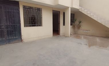 Casa de 2 Pisos con 2 Cocheras en Venta, Ideal para Remodelar 180M2
