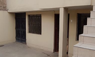 Casa de 2 Pisos con 2 Cocheras en Venta, Ideal para Remodelar 180M2