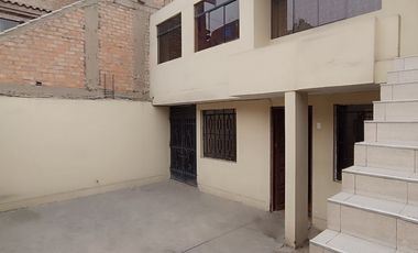 Casa de 2 Pisos con 2 Cocheras en Venta, Ideal para Remodelar 180M2