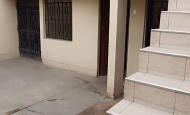 Casa de 2 Pisos con 2 Cocheras en Venta, Ideal para Remodelar 180M2