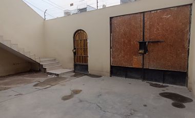 Casa de 2 Pisos con 2 Cocheras en Venta, Ideal para Remodelar 180M2