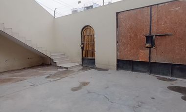 Casa de 2 Pisos con 2 Cocheras en Venta, Ideal para Remodelar 180M2