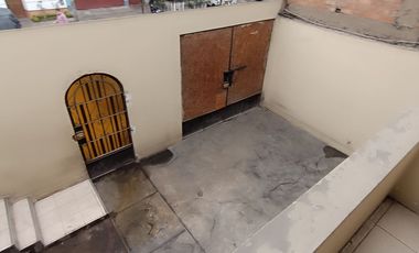 Casa de 2 Pisos con 2 Cocheras en Venta, Ideal para Remodelar 180M2