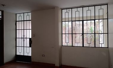 Casa de 2 Pisos con 2 Cocheras en Venta, Ideal para Remodelar 180M2