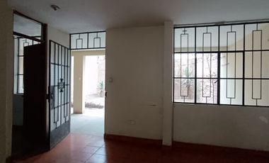 Casa de 2 Pisos con 2 Cocheras en Venta, Ideal para Remodelar 180M2
