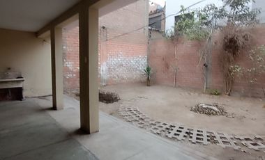 Casa de 2 Pisos con 2 Cocheras en Venta, Ideal para Remodelar 180M2