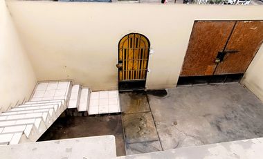 Casa de 2 Pisos con 2 Cocheras en Venta, Ideal para Remodelar 180M2