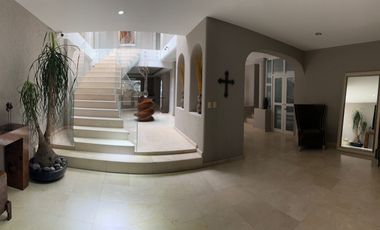 Excelente casa en uno de los condominios mas seguros en el sur de la ciudad, rodeado de bosque