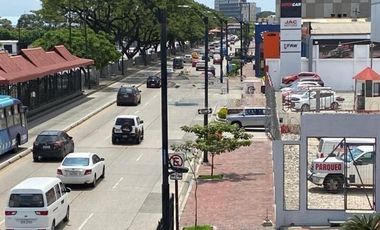 Local de Alquiler en Av. Carlos Julio Arosemena