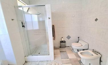 VENTA CASA CASUARINAS A.C. 647 m2 REMODELADA/4 PISOS/05 DORMITORIOS/PISCINA/VISTA PANORAMICA