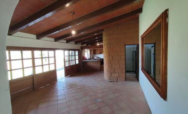 CASA CON ALBERCA CERCA DE CUERNAVACA EN VENTA