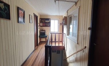 ¡Gran Casa Familiar con Dos Departamentos Independientes para Inversión en La Calera!