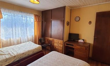 ¡Gran Casa Familiar con Dos Departamentos Independientes para Inversión en La Calera!