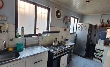 ¡Gran Casa Familiar con Dos Departamentos Independientes para Inversión en La Calera!