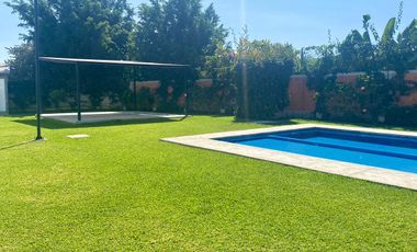 CASA A POCOS MINUTOS DE CUERNAVACA CON ALBERCA Y SEGURIDAD EN VENTA