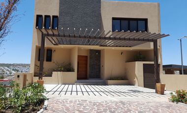 Casa nueva en Altozano de 3 niveles con salón enorme