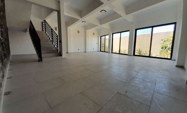 Casa nueva en Altozano de 3 niveles con salón enorme