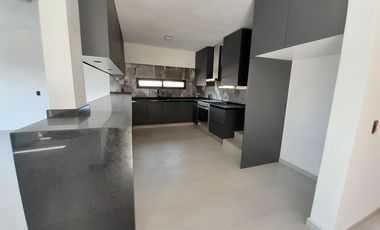 Casa nueva en Altozano de 3 niveles con salón enorme