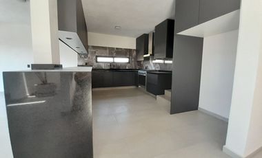 Casa nueva en Altozano de 3 niveles con salón enorme