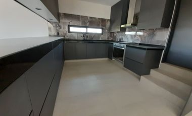 Casa nueva en Altozano de 3 niveles con salón enorme