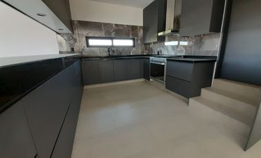 Casa nueva en Altozano de 3 niveles con salón enorme