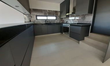 Casa nueva en Altozano de 3 niveles con salón enorme