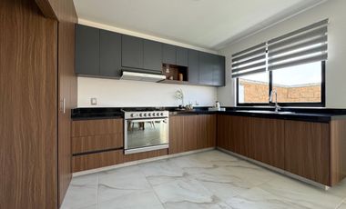 CASA NUEVA EN ZONA SUR LEÓN, GTO. VENTA EN ARZÚA QUINTA RESIDENCIAL A POCOS METROS DEL BLV. AEROPUERTO.