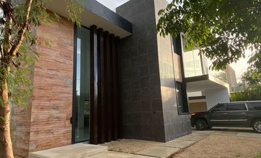 Casa en venta con acabados de lujo ubicada en Yucatan Country club Mérida con increíbles amenidades y campo de golf
