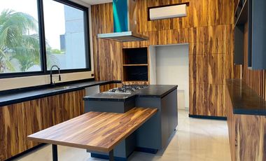 Casa en venta con acabados de lujo ubicada en Yucatan Country club Mérida con increíbles amenidades y campo de golf