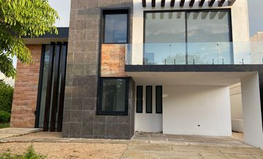 Casa en venta con acabados de lujo ubicada en Yucatan Country club Mérida con increíbles amenidades y campo de golf