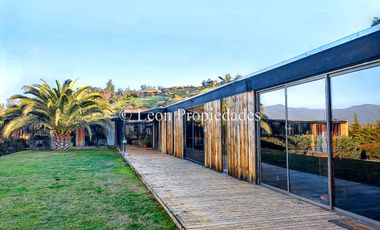 Se vende Gran casa en parcela, en prestigioso condominio, sector Los Naranjos, Curacaví.