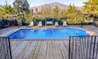 Se vende Gran casa en parcela, en prestigioso condominio, sector Los Naranjos, Curacaví.