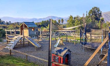 Se vende Gran casa en parcela, en prestigioso condominio, sector Los Naranjos, Curacaví.