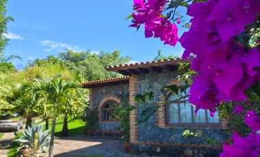 Casa en venta en Tepoztlán Morelos, con amplio terreno