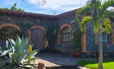 Casa en venta en Tepoztlán Morelos, con amplio terreno