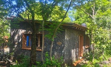Casa en venta en Tepoztlán Morelos, con amplio terreno